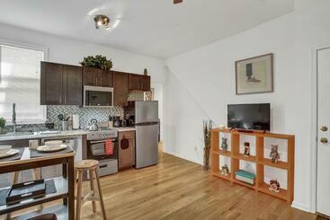 Modern Contemporary Style 2bd Apt By Act