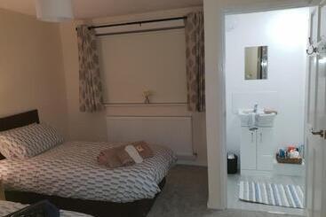 ツーリストアパートメント 5 Beds, 3 Dbl Bed 2 Sngl Bed Sofabed 2 Shwr 2wc Offroad Van Park Washer Dryer Business Wifi