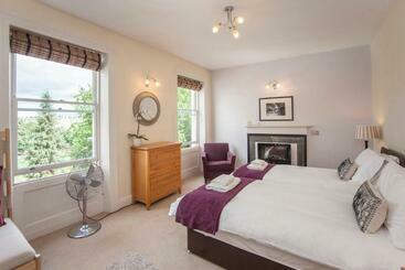 Stunning Spacious Central Apartment Near Parade Gardens