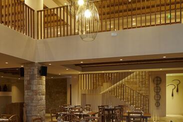 Melpo Antia Hotel & Suites