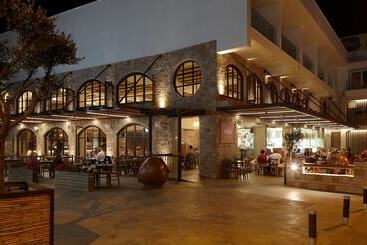 Melpo Antia Hotel & Suites
