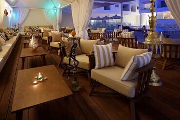 Melpo Antia Hotel & Suites