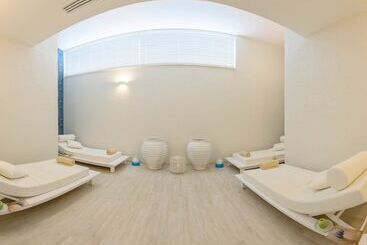 Melpo Antia Hotel & Suites