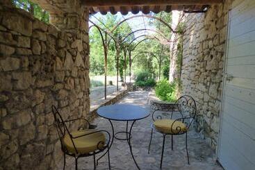 هتل Hôtel Lou Caleù Restaurant Le Rocher Des Abeilles