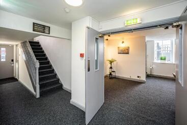 هتل Huddersfield Central Lodge