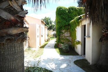 هتل Village De Vacances Marina D Oru