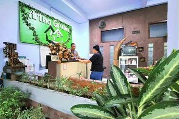 تختخواب و صبحانه Artha Graha Homestay