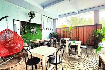 تختخواب و صبحانه Artha Graha Homestay