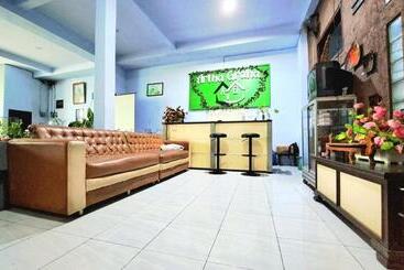 تختخواب و صبحانه Artha Graha Homestay