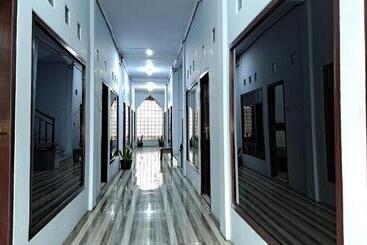 تختخواب و صبحانه Artha Graha Homestay