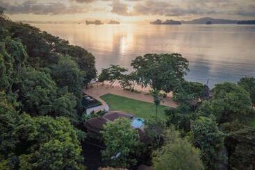 استراحتگاه Touch Beachfront Pool Villa Koh Yao Noi