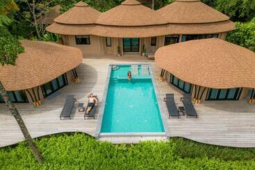 استراحتگاه Touch Beachfront Pool Villa Koh Yao Noi