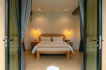 استراحتگاه Touch Beachfront Pool Villa Koh Yao Noi