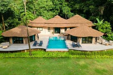 استراحتگاه Touch Beachfront Pool Villa Koh Yao Noi