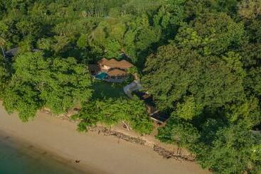 استراحتگاه Touch Beachfront Pool Villa Koh Yao Noi
