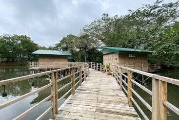 هتل Caliraya Ecoville Recreation And Farm Resort