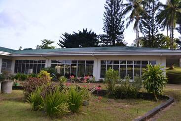 هتل Caliraya Ecoville Recreation And Farm Resort