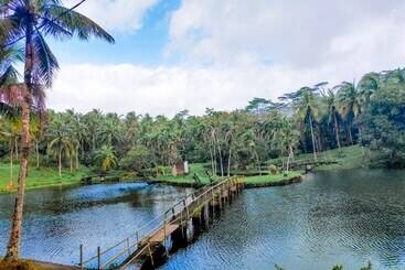 هتل Caliraya Ecoville Recreation And Farm Resort