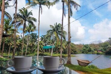 هتل Caliraya Ecoville Recreation And Farm Resort