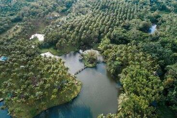 هتل Caliraya Ecoville Recreation And Farm Resort