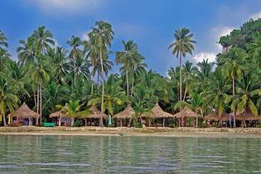 هتل Caluwayan Palm Island Resort