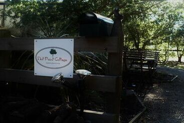 هتل Christchurch City & Country Cottages   Nut Point Cottage