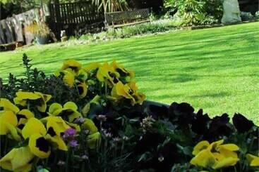 هتل Christchurch City & Country Cottages   Nut Point Cottage