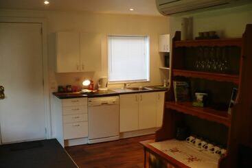 هتل Christchurch City & Country Cottages   Nut Point Cottage