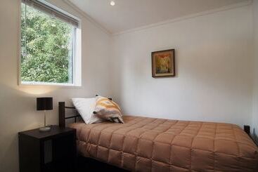 هتل Christchurch City & Country Cottages   Nut Point Cottage