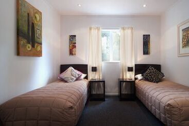 هتل Christchurch City & Country Cottages   Nut Point Cottage