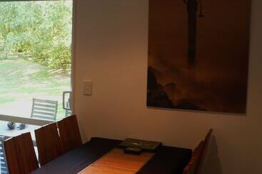 هتل Christchurch City & Country Cottages   Nut Point Cottage