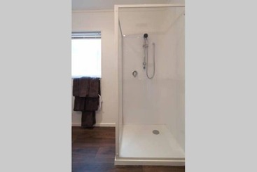 هتل Christchurch City & Country Cottages Nut Point Cottage