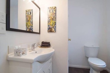 هتل Christchurch City & Country Cottages   Nut Point Cottage