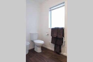 هتل Christchurch City & Country Cottages   Nut Point Cottage