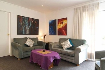هتل Christchurch City & Country Cottages   Nut Point Cottage