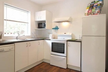 هتل Christchurch City & Country Cottages   Nut Point Cottage