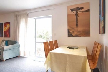 هتل Christchurch City & Country Cottages   Nut Point Cottage