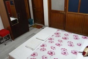 هتل Goroomgo Super Home Stay Agra