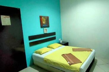 هتل Holiday Dive Inn