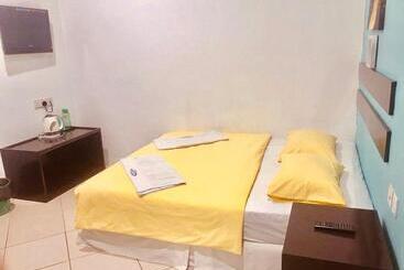 هتل Holiday Dive Inn