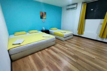 هتل Holiday Dive Inn