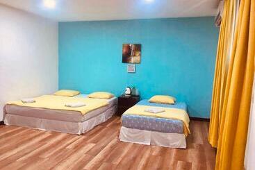 هتل Holiday Dive Inn