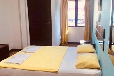 هتل Holiday Dive Inn
