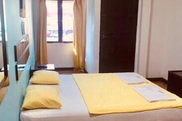 هتل Holiday Dive Inn
