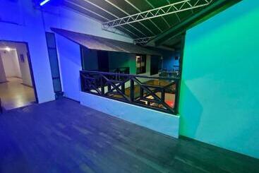 هتل Holiday Dive Inn