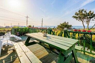 Jeju Kkot Hyang Gi Badasori Pension
