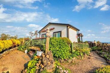 Jeju Kkot Hyang Gi Badasori Pension
