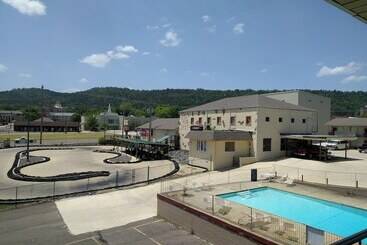 هتل All Seasons Lodge