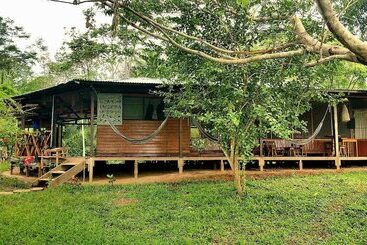 هتل Amazon Lodge Tambopata