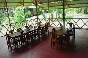هتل Amazon Lodge Tambopata